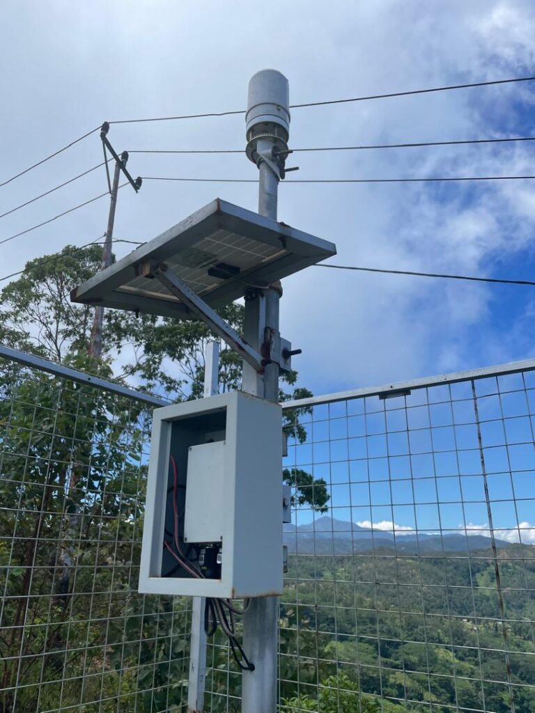 Sensor mast with solar power supply